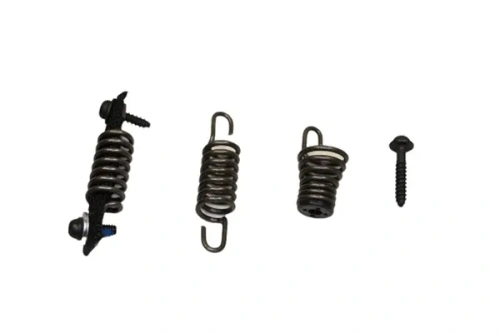 Amortyzator pilarki Partner, składający się z czterech elementów: dwóch sprężyn w kolorze ciemnosrebrnym, z różnymi kształtami, oraz jednego czarnego śrubowego mocowania. Elementy ułożone na jednolitym tle, w pozycji leżącej.