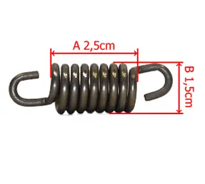 Amortyzator dolny do pilarki Husqvarna 40, metalowy, 2,5 cm długości, 1,5 cm średnicy. Sprężyna z 5 zwojami i haczykowatymi końcami, na prostym tle. Przeznaczony do narzędzi ogrodniczych.