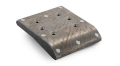 Metaliczna, kwadratowa płyta do zagęszczarki Husqvarna z zaokrąglonymi krawędziami, otworami mocującymi i teksturowaną powierzchnią, ukazana pod kątem na jednolitym tle, podkreślając profil i detale mocowania.