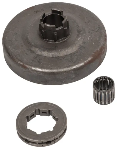 Bęben sprzęgła pilarki Husqvarna 3120, 3120XP w kolorze szarym, metalowy, o okrągłym kształcie z centralnym otworem. Widoczne detale to ząbki na krawędzi oraz dwa dodatkowe elementy: tulejka i pierścień. Produkt leży na szarym tle.