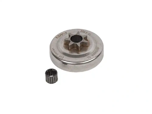 Bęben sprzęgła pilarki Husqvarna 51/55 w kolorze srebrnym, wykonany z metalowego materiału. Widoczny z boku, z sześcioma wycięciami w kształcie gwiazdy, oraz pasującym tulejowym zębatym elementem obok. Tło białe, co uwydatnia detale produktu.