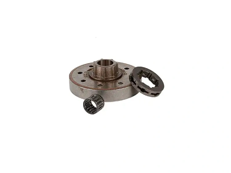 Szary bęben sprzęgła do pilarek Husqvarna 555/556/560XP/XPG, okrągły, 10 cm średnicy, w zestawie trzy elementy: bęben, przekładka i montażowy. Umiarkowane zdobienia, ukazany leżący.