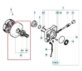 Bęben sprzęgła do pilarki Husqvarna 281XP/395XP/288XP, metalowy, okrągły, z centralnym mocowaniem. Ujęcie z boku, ukazujące detale mocowania i kształt bębna. Widoczny mechanizm sprzegłowy i otwory na elementy montażowe. Tło proste, białe.