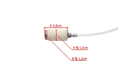 Filtr paliwa do pilarki 136/141 Husqvarna, w kształcie cylindrycznym. Wymiary: długość 2,9 cm, średnica A 1,5 cm, średnica B 1,2 cm. Podłączony do przewodu, z gładką, białą obudową i metalowym końcówką. Na prostym tle, w pozycji poziomej.