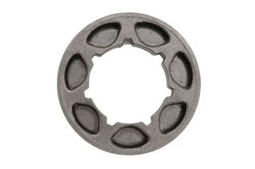 Kółko pływające 3/8-7 Husqvarna w kolorze metalicznym, z sześcioma otworami i wycięciem w centralnej części, ukazane z przodu. Produkt leży na jasnym tle, bez dodatkowych elementów, wyraźnie widoczne detale oraz solidna konstrukcja.