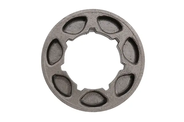 Kółko pływające 3/8-7 Husqvarna w kolorze metalicznym, z sześcioma otworami i wycięciem w centralnej części, ukazane z przodu. Produkt leży na jasnym tle, bez dodatkowych elementów, wyraźnie widoczne detale oraz solidna konstrukcja.
