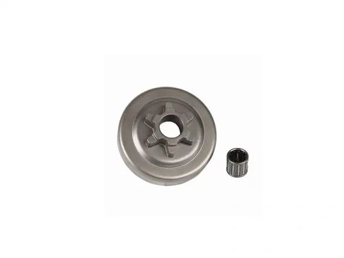 Bęben sprzęgła pilarki Husqvarna T425 6T, metaliczny, okrągły kształt z rowkami i otworem pośrodku, obok mała łożyskowa tuleja. Ujęcie frontalne, produkt na jednolitym tle, dobrze widoczny detal konstrukcji.