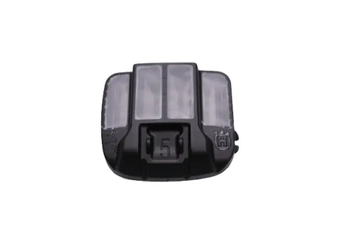 Zimowy filtr powietrza do pilarki Husqvarna 550 XP, czarny z trzema otworami i oznaczeniem 5, wykonany z twardego materiału, zapewnia czyste powietrze w narzędziu, zamontowany na prostym tle.