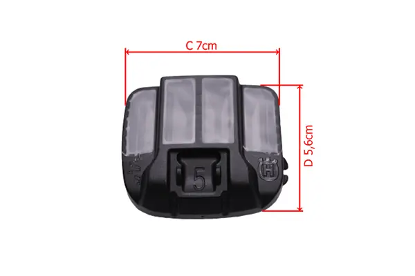 Filtr powietrza zimowy do pilarki Husqvarna 550 XP, czarny, prostokątny kształt z przezroczystymi wlotami powietrza. Wymiary: 7 cm szerokości, 5,66 cm wysokości. Widok z góry, z wyraźnie widocznym logo i numerem 5. Tło białe.