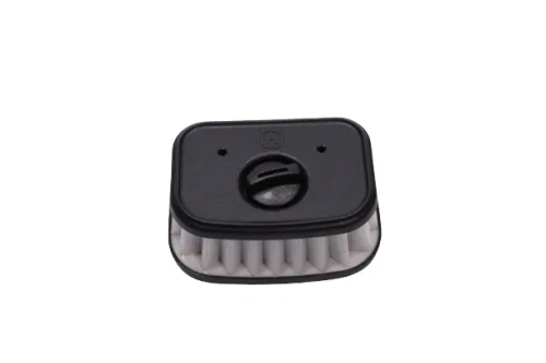 Filtr powietrza zimowy do pilarki Husqvarna 545/550/555/560/562. Prostokątny kształt z czarną obudową i białymi wypustkami. U góry widoczna szczelina do mocowania. Widok na froncie, złożony, na jednolitym tle.