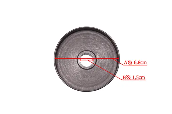 Bęben sprzęgła pilarki Husqvarna 543XP/XPG, okrągły z metaliczną teksturą. Wymiary: średnica A 6,8 cm, średnica B 1,5 cm. Widoczny otwór w centrum. Ujęcie frontalne, produkt leży płasko na neutralnym tle. Brak widocznych napisów lub logo.