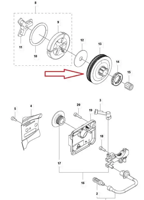 Bęben sprzęgła pilarki Husqvarna 543XP/XPG w kolorze szarym, okrągły z wyraźnym logo. Ujęcie z boku, produkt leży na gładkiej powierzchni. Widoczne detale mocowania oraz wewnętrzny mechanizm. Tło jasne, co podkreśla cechy produktu.