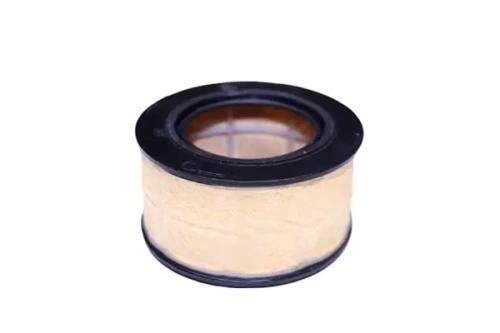 Filtr powietrza do pilarki MS231/251/271 Stihl w kształcie cylindrycznym, z czarną plastikową obudową i widocznym, jasnym materiałem filtrującym w środku. Produkt leży na prostym, jasnym tle, ukazując detale konstrukcji.