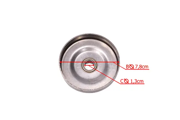 Bęben sprzęgła pilarki Husqvarna 61/266/268, metaliczny, okrągły, z średnicą 7,8 cm oraz otworem o średnicy 1,3 cm. Ujęcie z góry, ukazujące gładką powierzchnię. Na boku widoczne napisy z wymiarami. Proste tło.