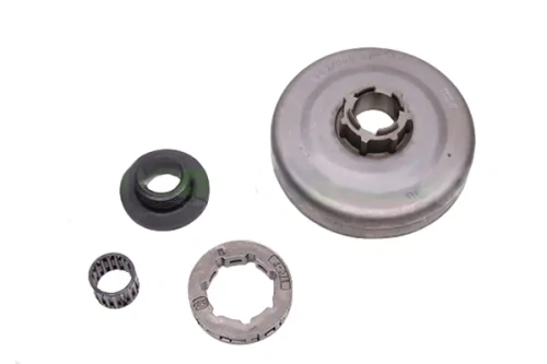 Bęben sprzęgła pilarki Husqvarna 257/254, metaliczny, okrągły, z centralnym otworem. Obok widoczne elementy: gumowa uszczelka, metalowa nakrętka oraz stalowy łożysko. Ułożone na jednolitym tle.