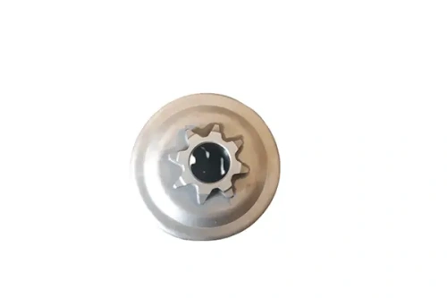 Bęben sprzęgła pilarki Husqvarna T425 w kolorze metalicznym, z sześciokątnym otworem centralnym i ząbkowanym brzegiem, widoczny z góry. Gładka powierzchnia, brak dodatkowych oznaczeń. Produkt leżący na białym tle.