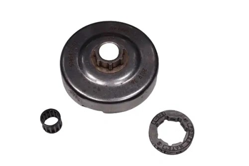 Bęben sprzęgła pilarki Husqvarna 362/356 X-TORQ w kolorze stalowym, okrągły, z centralnym otworem. Widoczne elementy to tłoczenie wewnętrzne oraz zewnętrzny rowek. Obok dwa akcesoria: zębatka i uchwyt. Produkt na szarym tle, w pozycji leżącej.