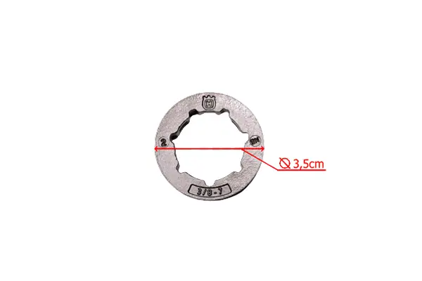 Bęben sprzęgła do pilarki Husqvarna o średnicy 3,5 cm, metalowy, okrągły, z wycięciami na obrzeżu. Widoczny symbol producenta. Ułożony płasko na białym tle, z wyraźnymi oznaczeniami na powierzchni.