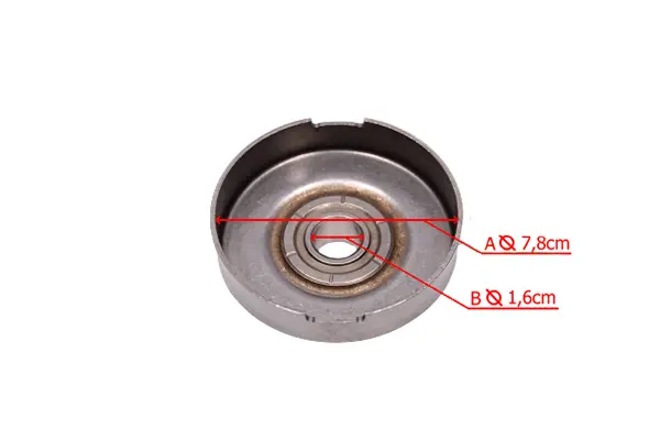 Bęben sprzęgła pilarki Husqvarna 565/572XP/XPG, średnica 7,8 cm, wewnętrzna 1,6 cm. Metaliczny, okrągły, z pierścieniem przy centralnym otworze. Zbliżenie na białym tle.