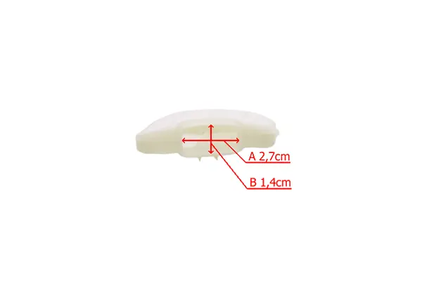Filtr powietrza do pilarki Husqvarna T435, w kolorze białym, widoczny z boku. Wymiary: 2,7 cm szerokości (A) i 1,4 cm wysokości (B). Na filtrze znajdują się oznaczenia z wymiarami, a jego kształt jest lekko wypukły, wykonany z tworzywa sztucznego.