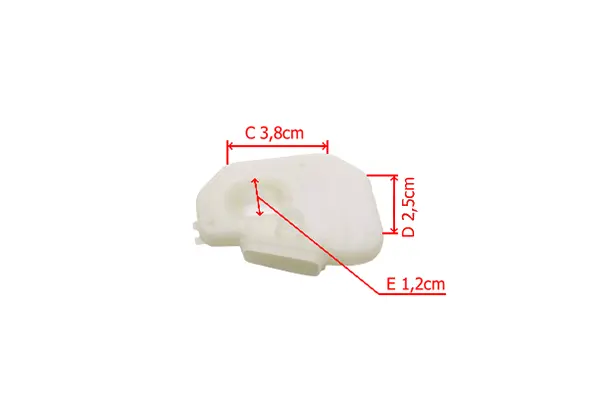 Filtr powietrza do pilarki Husqvarna T435 w kolorze białym, z widocznymi wymiarami: C 3,8 cm, D 2,5 cm, E 1,2 cm, umieszczony na jednolitym tle. Produkt leży na boku, z wyraźnie zaznaczonym kształtem oraz mocowaniem.