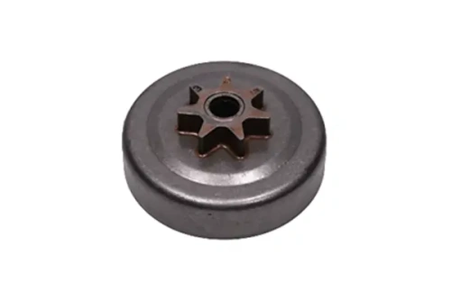 Bęben sprzęgła pilarki McCulloch CS50S, okrągły, metalowy, o stożkowym kształcie z wycięciami w formie gwiazdy. Stoi na jednolitym tle. Widoczny centralny otwór montażowy. Powierzchnia gładka z metalicznym połyskiem.