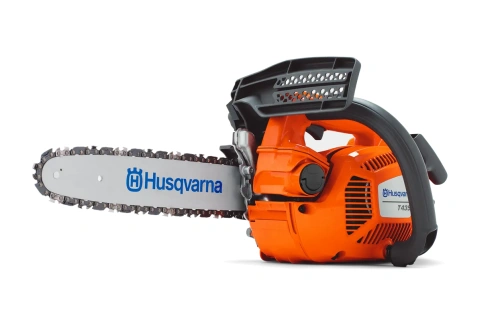 Pilarka Husqvarna T435, w kolorze pomarańczowym, z białym prowadnicą i widocznym logo. Ujęcie z boku ukazuje mocny silnik i ergonomiczne uchwyty. Bez dodatkowych elementów otoczenia, na jednolitym tle. Idealna do precyzyjnego cięcia w ogrodzie.