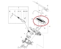 Filtr powietrza do pilarki Husqvarna 445/450, w układzie części z widocznym detalem. Produkt ma czarny kolor z białymi napisami oraz kształt prostokątny. Ujęcie z boku, prezentujące położenie filtra w kontekście elementów montażowych.