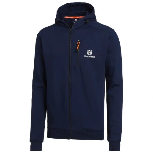 Bluza z kapturem w kolorze granatowym z logo Husqvarna po lewej stronie, z zamkiem błyskawicznym i pomarańczowym akcentem. Stojąca, frontalna perspektywa, materiał gładki, dedykowana dla dorosłych użytkowników.