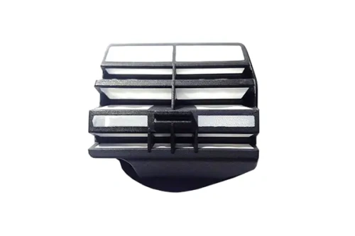 Filtr powietrza do pilarki Husqvarna 445/450, czarno-biały, prostokątny z wentylacyjnymi szczelinami. Wykonany z tworzywa, bez zdobień, idealny do zimowego użytku.