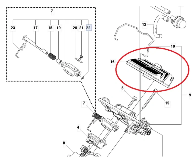 Filtr powietrza do pilarki Husqvarna 445/450 w zimowym wydaniu. Część o prostokątnym kształcie, wykonana z czarnego materiału z białymi napisami. Widoczna w zbliżeniu na schemacie montażowym, umiejscowiona na podłożu z innymi elementami.