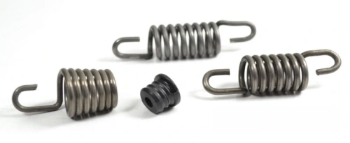 Zestaw zawiera trzy metalowe sprężyny o srebrnym kolorze oraz jedną czarną gumową element. Sprężyny mają zwoje i końce w kształcie haka. Widok z góry, na białym tle, co podkreśla detale. Idealne do zamocowania w systemach amortyzacji.