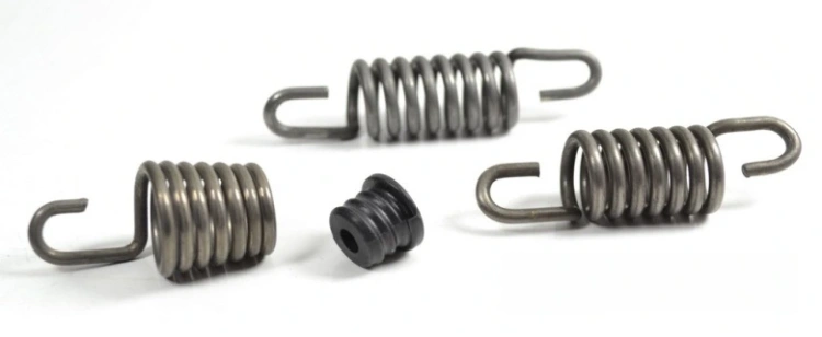 Zestaw zawiera trzy metalowe sprężyny o srebrnym kolorze oraz jedną czarną gumową element. Sprężyny mają zwoje i końce w kształcie haka. Widok z góry, na białym tle, co podkreśla detale. Idealne do zamocowania w systemach amortyzacji.