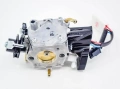 Gaźnik do pilarki Husqvarna 592XP/XPG w metalicznym wykończeniu, z widocznymi elementami mocującymi, rurkami oraz przewodami. Ujęcie z boku ukazuje detale konstrukcyjne i wlot powietrza. Tło białe, co podkreśla szczegóły produktu.