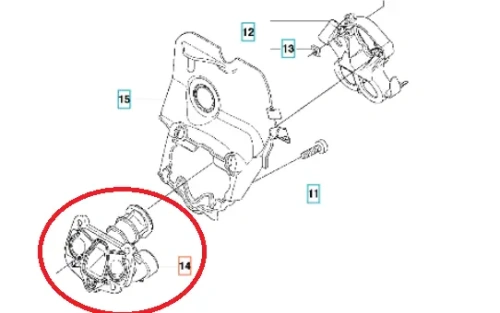 Rura wlotowa gaźnika do pilarki Husqvarna 545, 550XP, widoczna w detalu. Produkt z tworzywa sztucznego o prostokątnym kształcie z otworami montażowymi. Ujęcie z boku, prezentujące elementy złącza. Kolor czarny, matowa powierzchnia.