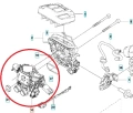 Gaźnik pilarki Husqvarna 545 w widoku izometrycznym, z detalami na uchwyty i otwory montażowe. Część ma metaliczną fakturę, z wyraźnymi oznaczeniami i logo. Pokazuje istotne elementy, takie jak przepustnice i doprowadzenia paliwa.