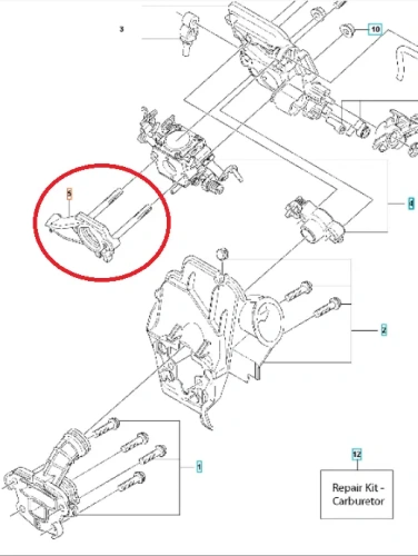 Kołnierz gaźnika pilarki Husqvarna 130, 135 Mark II, przedstawiony z boku, z widocznymi dwoma rurkami mocującymi. Ujęcie detalu podkreśla jego budowę. Tło jednolite. Brak napisów i logo. Element materiałowy, techniczny, w stanie nowym.