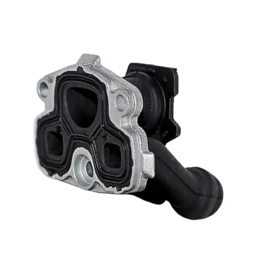 Kolektor do pilarki Husqvarna 455 Rancher, metalowy z gumową uszczelką. Widoczny w zbliżeniu, pokazuje kształt i otwory do mocowania. Produkt w kolorze czarnym i szarym, gotowy do montażu. Tło proste, białe.