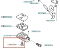 Śruba gaźnika pilarki 136/141 Husqvarna, widoczna w zbliżeniu, z gwintem i okrągłą główką, umieszczona na prostym tle. Element metalowy, srebrny, przeznaczony do montażu w silnikach pilarek, o standardowych wymiarach.