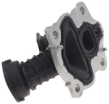 Łącznik gaźnika pilarki Husqvarna 445, 450 w ujęciu frontalnym, z widoczną metalową obudową w kolorze srebrnym. Na końcu elementu znajduje się czarny, gumowy wlot. Produkt ma prostokątny kształt z wyraźnymi mocowaniami i otworem.