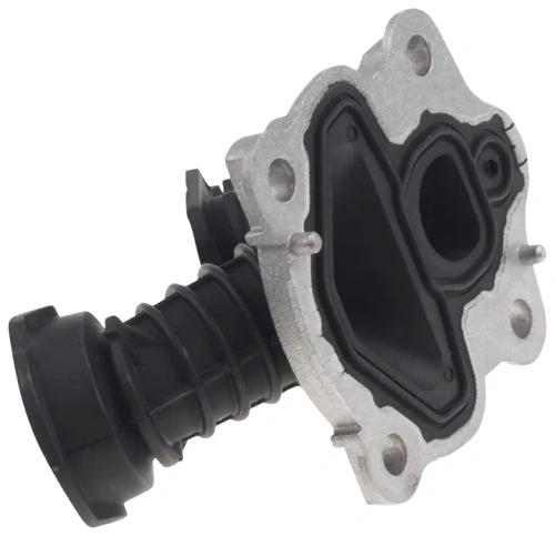 Łącznik gaźnika pilarki Husqvarna 445, 450 w ujęciu frontalnym, z widoczną metalową obudową w kolorze srebrnym. Na końcu elementu znajduje się czarny, gumowy wlot. Produkt ma prostokątny kształt z wyraźnymi mocowaniami i otworem.