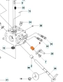 Pomarańczowa tulejka gaźnika do pilarek Husqvarna 445, 450 w zbliżeniu na białym tle. Cylindryczny element z otworami montażowymi przeznaczony do instalacji w gaźniku.