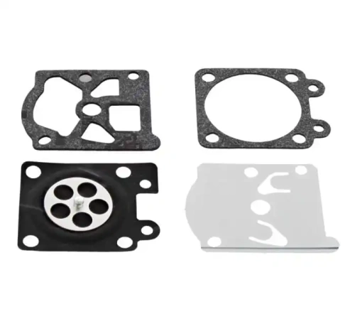 Zestaw naprawczy gaźnika pilarki Husqvarna 439 zawiera 2 szare uszczelki, metalowy element z 5 otworami oraz prostokątną płytkę na białym tle, ułożone płasko.