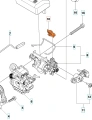 Osłona gaźnika pilarki Husqvarna 135, 435, 440 II w kolorze pomarańczowym. Ujęcie z boku, ukazuje profil produktu z wyraźnymi detalami i widocznym logo. Produkt leży na białym tle, dobrze eksponując kształt i teksturę. Wymiary nie są widoczne.