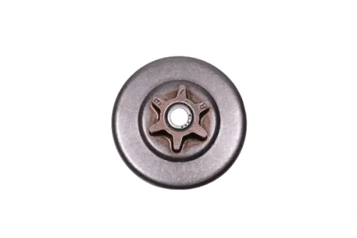 Bęben sprzęgła pilarki Partner P738/P740/P742/P840 w kolorze metalicznym, okrągły z centralnym otworem. Widoczny detal w kształcie gwiazdy na środku. Ujęcie z góry, produkt leży na jednolitym tle.