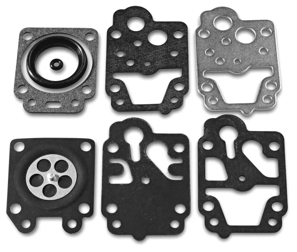 Zestaw membran do pilarki Husqvarna 55 Rancher, 6 elementów: czarne uszczelki i metalowe detale, w tym jeden z pięcioma otworami, ułożone na jasnym tle dla lepszej widoczności.