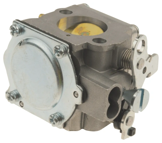 Gaźnik pilarki Husqvarna 385XP, 390XP w metaliczno-szarym kolorze, widoczny z boku. Elementy konstrukcyjne zawierają mocowanie, sprężynę oraz port powietrzny. Produkt na jednolitym tle, ukazujący szczegóły mechaniczne oraz wlot powietrza.