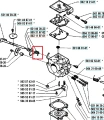 Sprężyna powrotna do pilarki Husqvarna na tle schematu części, metalowy elastyczny element z co najmniej dwoma zaczepami, na prostym tle ułatwiającym identyfikację.