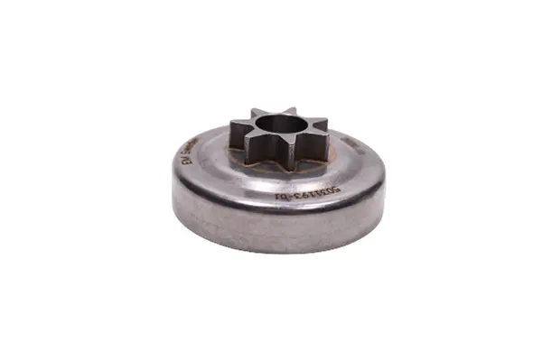 Bęben sprzęgła do pilarki Husqvarna 40/45, wykonany z metalu, w kolorze srebrnym. Widoczny kształt cylindryczny z wycięciem w formie gwiazdy na górze. Produkt leży na jasnym tle, ukazując szczegóły tekstury oraz krawędzie.