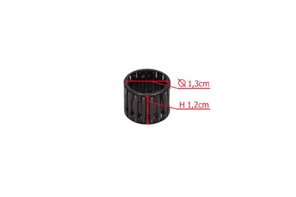 Bęben sprzęgła pilarki Husqvarna w kolorze czarnym, cylindryczny kształt z otworami, średnica 1,3 cm, wysokość 1,2 cm. Widoczny z góry, na jednolitym tle. Element do montażu w urządzeniach, zapewniający przekładnię napędu.